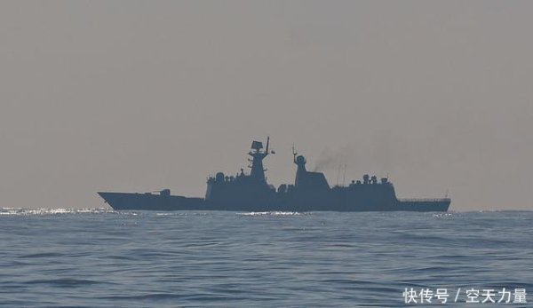 宏粤配资 美航母到场，菲军舰再闯黄岩岛，054A舰出手拦截，还差30米就撞上